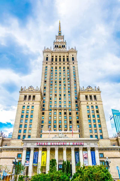 WARsaw, POLAND, AĞUSTOS 12, 2016: Varşova, Polonya 'daki Kültür ve Bilim Sarayı