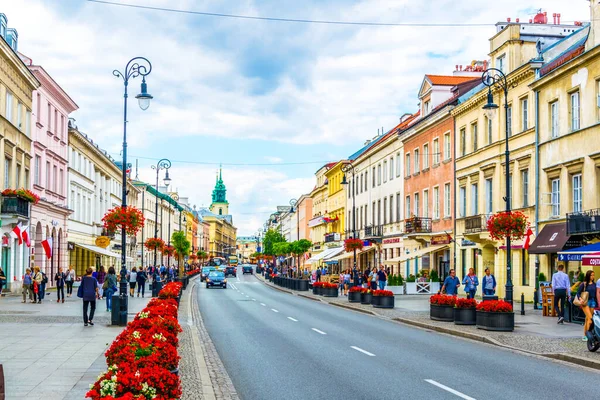 VARŞA, POLAND, AĞUSTOS 12 AĞUSTOS: Polonya 'nın Varşova kentindeki Swiat Caddesi' nde insanlar geziniyor