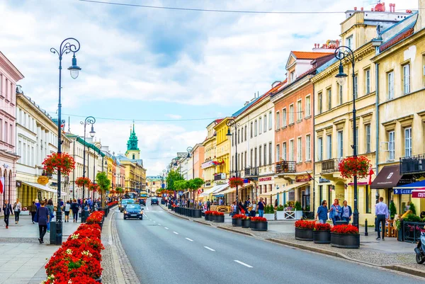 VARŞA, POLAND, AĞUSTOS 12 AĞUSTOS: Polonya 'nın Varşova kentindeki Swiat Caddesi' nde insanlar geziniyor