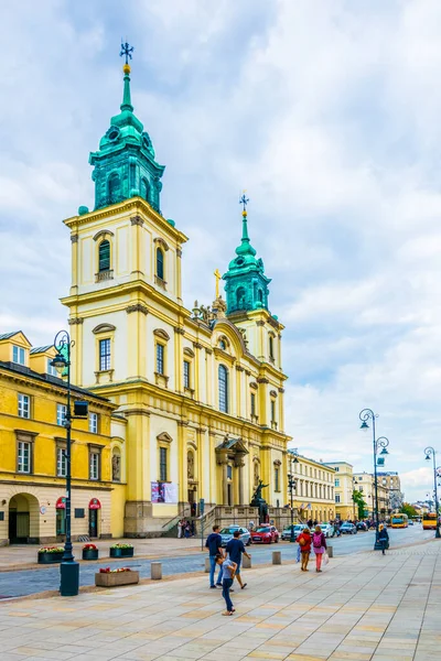2016年8月12日 波兰华沙 人们在圣十字教堂前面的斯瓦特大街上漫步 — 图库照片