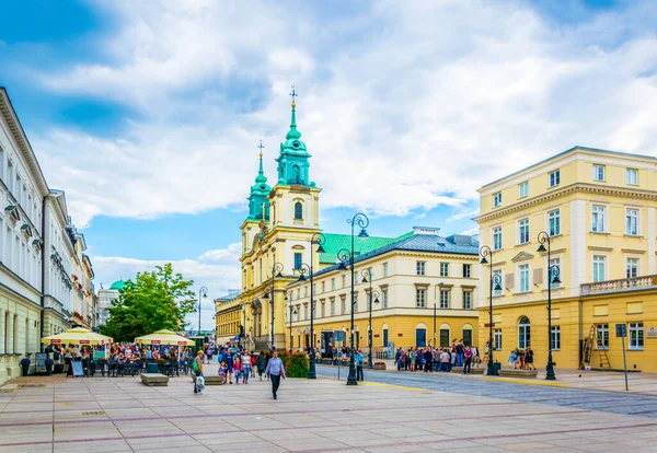 VARŞAN, POLAND, AĞUSTOS 12 AĞUSTOS: İnsanlar Polonya 'nın Varşova kentindeki Kutsal Haç Kilisesi' nin önündeki swiat caddesinde geziniyor