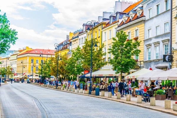 WARsaw, POLAND, AĞUSTOS 12, 2016: İnsanlar Polonya 'nın Varşova kentindeki Krakowskie przedmiescie caddesinde geziniyor