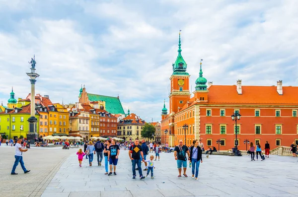VARŞA, POLAND, AĞUSTOS 12 AĞUSTOS: İnsanlar Polonya 'nın Varşova kentindeki kraliyet şatosu ve sigismund sütununun önündeki kale meydanında yürüyorlar.