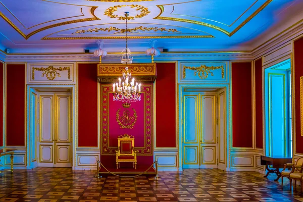 VARŞAN, POLAND, 12 AĞUSTOS 2016: Polonya 'nın Varşova kentindeki kraliyet sarayının taht salonuna bakış.