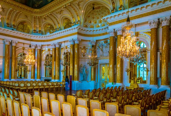 WARsaw, POLAND, AĞUSTOS 12, 2016: Polonya, Varşova 'daki kraliyet sarayının manzarası.