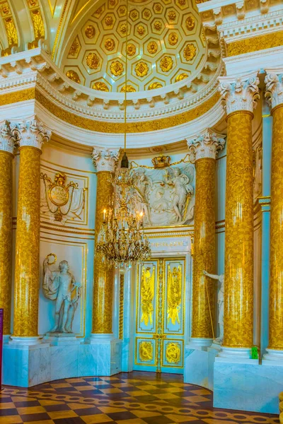 WARsaw, POLAND, AĞUSTOS 12, 2016: Polonya, Varşova 'daki kraliyet sarayının manzarası.