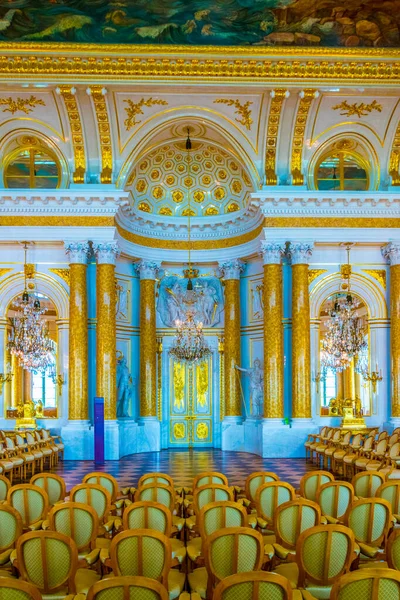 WARsaw, POLAND, AĞUSTOS 12, 2016: Polonya, Varşova 'daki kraliyet sarayının manzarası.