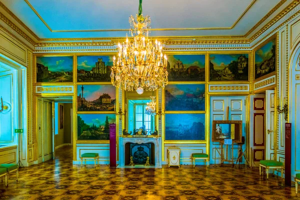 WARsaw, POLAND, AĞUSTOS 12, 2016: Polonya, Varşova 'daki kraliyet sarayının manzarası.