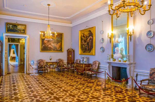 WARsaw, POLAND, AĞUSTOS 13 Ağustos 2016: Polonya 'nın Varşova kentindeki Wilanow sarayının manzarası.