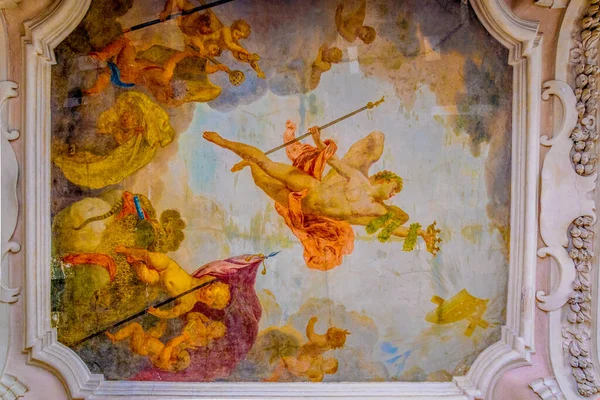 WARsaw, POLAND, AĞUSTOS 13 Ağustos 2016: Polonya 'nın Varşova kentindeki Wilanow Sarayı' nın dekoratif tavan manzarası.