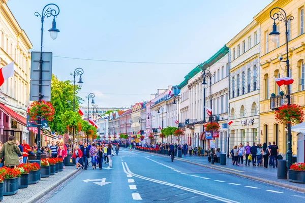 VARŞA, POLAND, AĞUSTOS 12 AĞUSTOS: Polonya 'nın Varşova kentindeki Swiat Caddesi' nde insanlar geziniyor