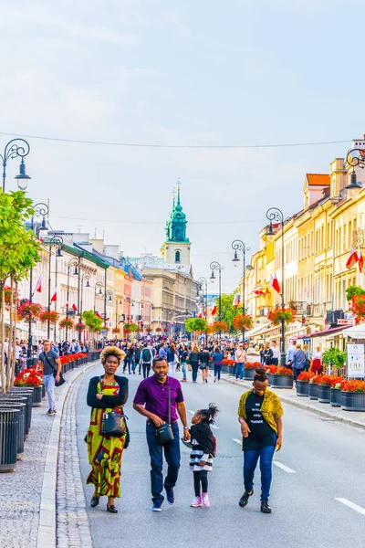 VARŞA, POLAND, AĞUSTOS 12 AĞUSTOS: Polonya 'nın Varşova kentindeki Swiat Caddesi' nde insanlar geziniyor