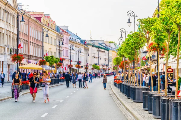 VARŞA, POLAND, AĞUSTOS 12 AĞUSTOS: Polonya 'nın Varşova kentindeki Swiat Caddesi' nde insanlar geziniyor