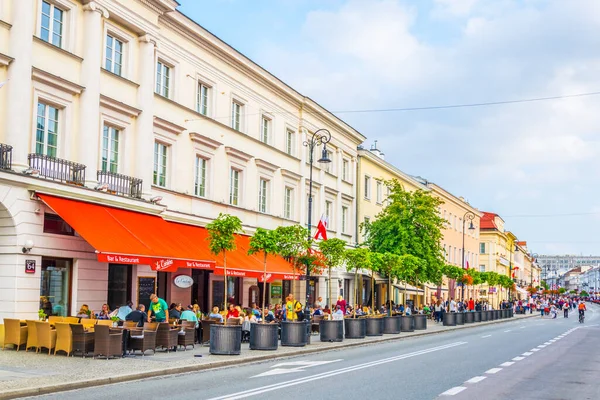VARŞA, POLAND, AĞUSTOS 12 AĞUSTOS: Polonya 'nın Varşova kentindeki Swiat Caddesi' nde insanlar geziniyor