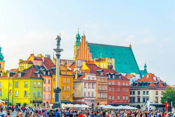 WARsaw, POLAND, AĞUSTOS 13 Ağustos 2016: İnsanlar Polonya 'nın Varşova kentindeki kraliyet şatosu ve sigismund sütununun önündeki kale meydanında yürüyorlar.