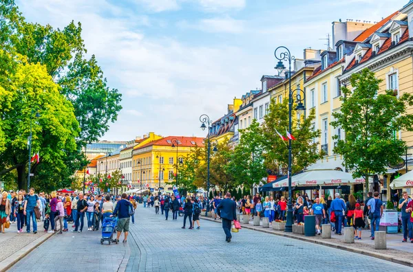 WARsaw, POLAND, AĞUSTOS 13 Ağustos 2016: İnsanlar Polonya 'nın Varşova kentindeki Krakowskie przedmiescie caddesinde geziniyorlar
