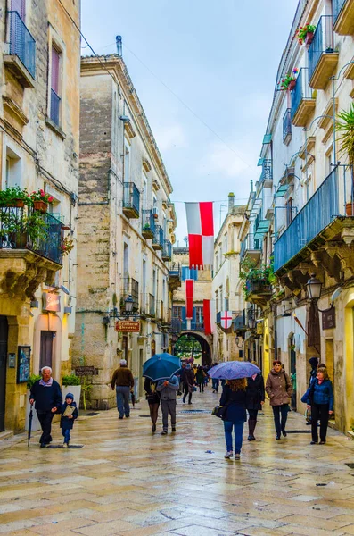 ALTAMURA, ITALY, APRIL 27, 2014: İtalya 'da bir ortaçağ festivali sırasında insanlar altamura şehrinde sokaklarda geziniyor.