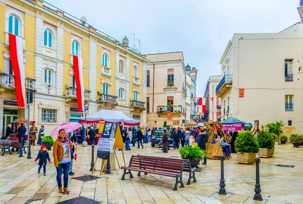 ALTAMURA, ITALY, APRIL 27, 2014: İtalya 'da bir ortaçağ festivali sırasında insanlar altamura şehrinde sokaklarda geziniyor.