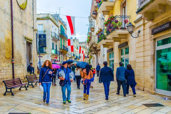 ALTAMURA, ITALY, APRIL 27, 2014: İtalya 'da bir ortaçağ festivali sırasında insanlar altamura şehrinde sokaklarda geziniyor.