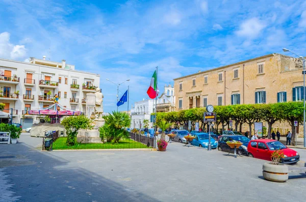 POLİGNANO A MARE, ITALY, 2 Mayıs 2014: Polignano a Mare, İtalya 'da küçük bir meydan.