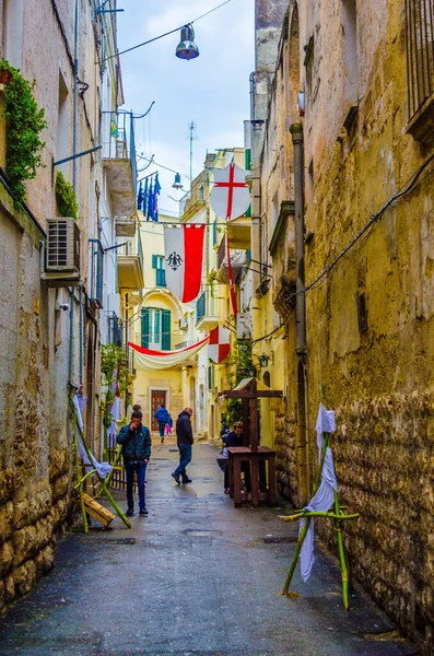 ALTAMURA, ITALY, APRIL 27, 2014: İtalya 'da bir ortaçağ festivali sırasında insanlar altamura şehrinde sokaklarda geziniyor.