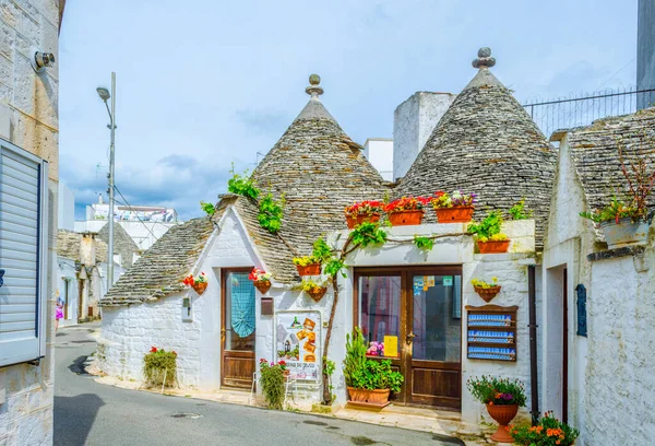 ALBEROBELLO, İtalya, 2 Mayıs 2014: Puglia, İtalya 'da Alberobello' daki geleneksel beyaz trulli evlerin manzarası.