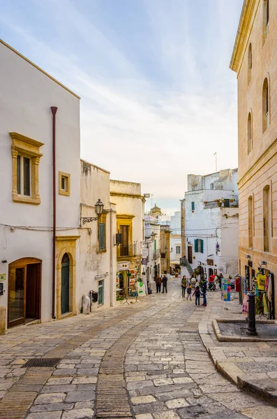 OSTUNI, İtalya, 2 Mayıs 2014: İtalyan kenti ostuni 'de beyaz dar bir caddenin görüntüsü