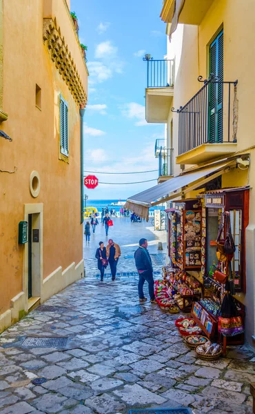 OTRANTO, İtalya, 2 Mayıs 2014: İtalyan kenti ostuni 'de beyaz dar bir caddenin görüntüsü