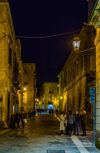 LECCE, ITALY, 2 Mayıs 2014: İtalyan şehri Lecce 'deki bir caddenin gece görüşü