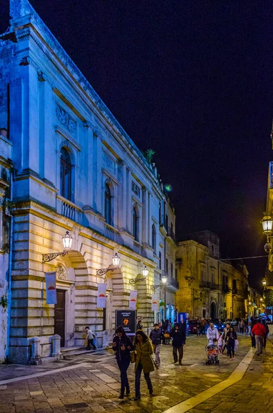 LECCE, ITALY, 2 Mayıs 2014: İtalyan şehri Lecce 'deki bir caddenin gece görüşü