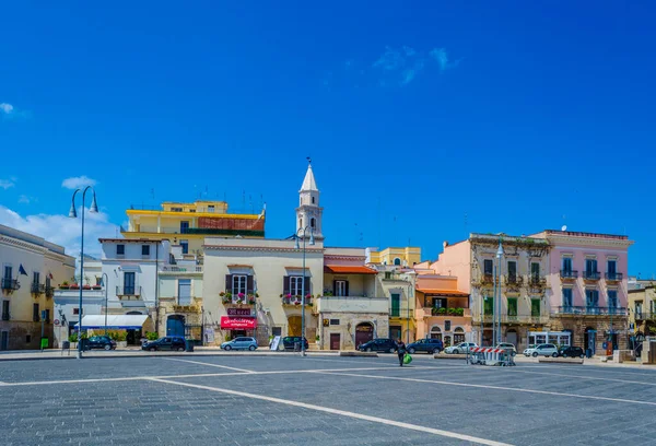 ANDRIA, İtalya, 5 Mayıs 2014: Andria, İtalya 'da küçük bir meydanın görüntüsü.