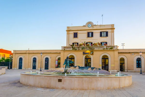 TRANI, İtalya, 5 Mayıs 2014: Trani İtalya 'daki tren istasyonunun görüntüsü