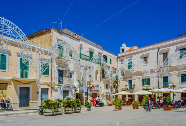 Vieste, İtalya, 10 Mayıs 2014: Vieste, İtalya 'da küçük bir meydanın görüntüsü.