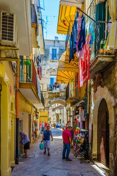BARI, İtalya, 20 Haziran 2014: İtalyan şehri Bari 'de dar bir cadde manzarası