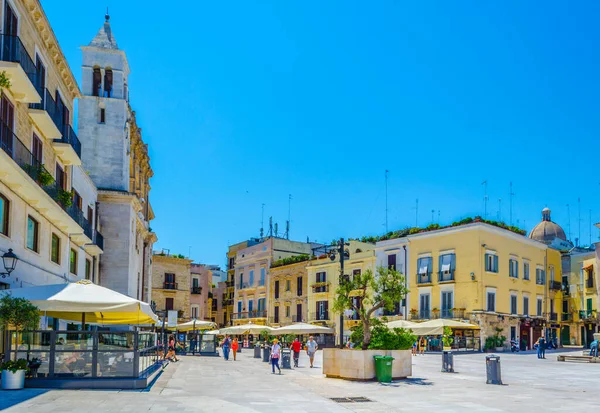 BARI, ITALY, 20 Haziran 2014: Bari İtalya 'daki Piazza Mercantile manzarası