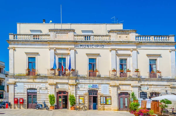ALBEROBELLO, İtalya, 21 Haziran 2014: Alberobello, İtalya 'da küçük bir meydan manzarası.