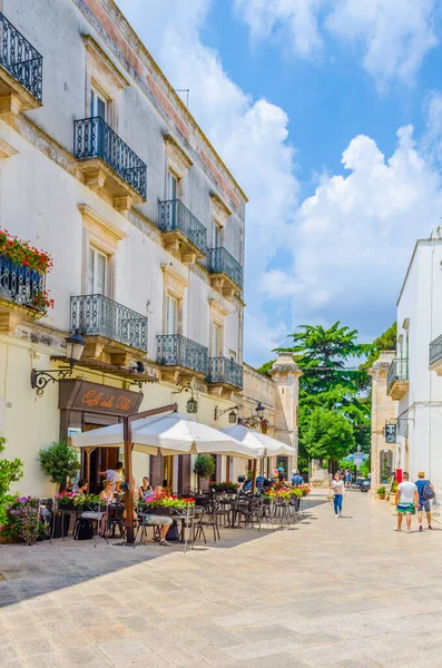 LOCOROTONDO, ITALY, 21 Haziran 2014: İtalyan şehri Locorotondo 'da beyaz dar bir caddenin görüntüsü