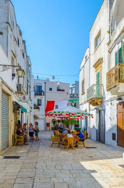 CISTERNINO, ITALY, 21 Haziran 2014: İnsanlar İtalyan kenti Cisternino 'da güneşli bir günün tadını çıkarıyorlar