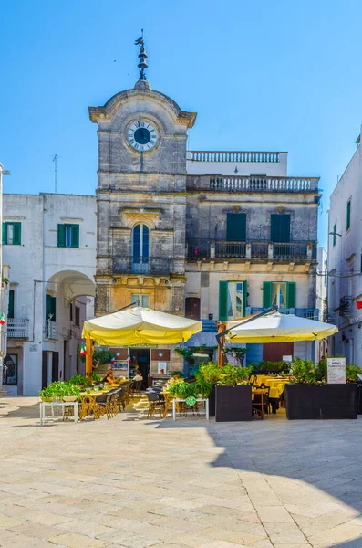 CISTERNINO, İtalya, 21 Haziran 2014: Cisternino, İtalya 'da küçük bir meydanın manzarası.