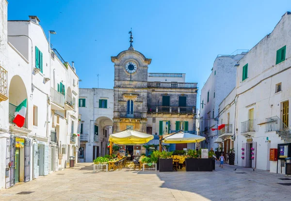 CISTERNINO, İtalya, 21 Haziran 2014: Cisternino, İtalya 'da küçük bir meydanın manzarası.