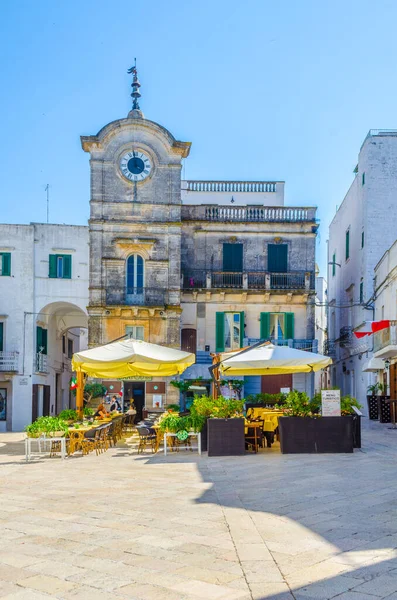 CISTERNINO, İtalya, 21 Haziran 2014: Cisternino, İtalya 'da küçük bir meydanın manzarası.