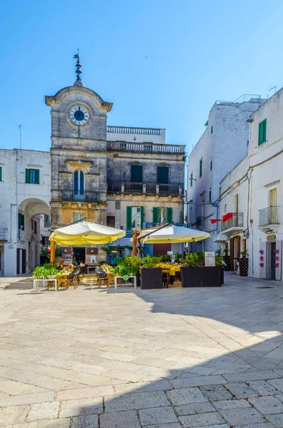 CISTERNINO, İtalya, 21 Haziran 2014: Cisternino, İtalya 'da küçük bir meydanın manzarası.