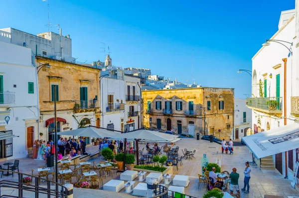 OSTUNI, İtalya, 21 Haziran 2014: Ostuni, İtalya 'da küçük bir meydanın manzarası.