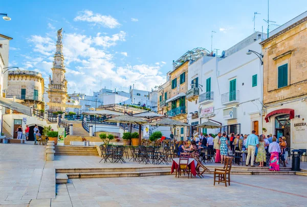 OSTUNI, İtalya, 21 Haziran 2014: Ostuni, İtalya 'da küçük bir meydanın manzarası.