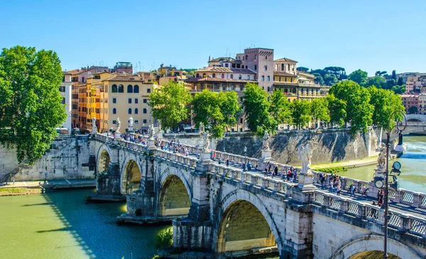 ROME, ITALY, 1 Haziran 2014: Roma 'da Santangelo kalesinin önünde Ponte Santangelo üzerinde yürüyen insanlar.