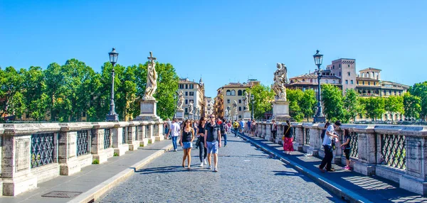 ROME, ITALY, 1 Haziran 2014: Roma 'da Santangelo kalesinin önünde Ponte Santangelo üzerinde yürüyen insanlar.
