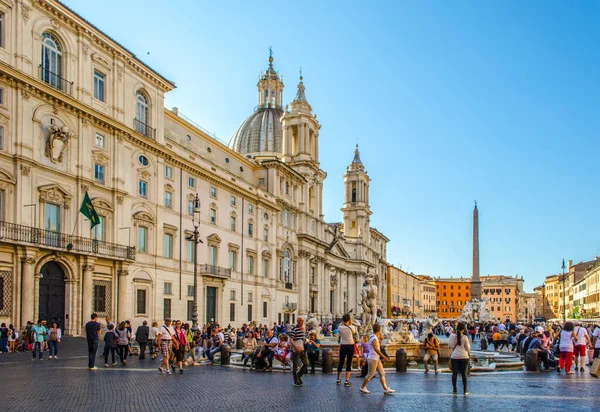 ROME, ITALY, 1 Haziran 2014: İnsanlar yaz başında Navona meydanında yürüyorlar.