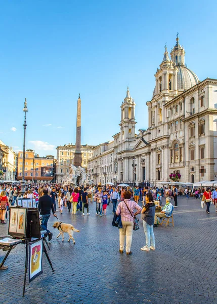 ROME, ITALY, 1 Haziran 2014: İnsanlar yaz başında Navona meydanında yürüyorlar.
