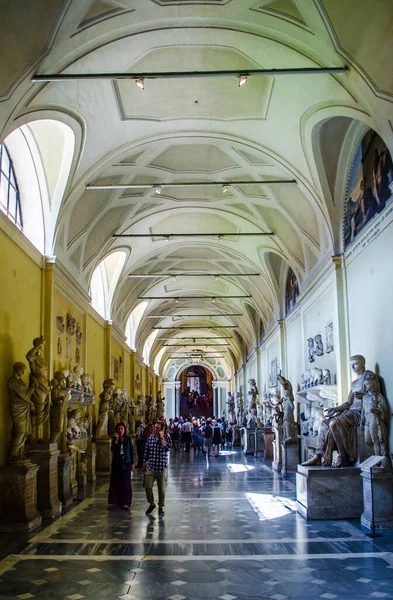 VATICAN, VATICAN, 1 Haziran 2014: İnsanlar Vatikan müzelerinden geçen koridordaki tuhaf heykellere hayran.