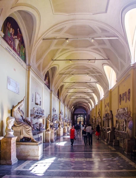 Vaticano Vaticano Junio 2014 Gente Está Admirando Las Estatuas Del —  Fotos de Stock